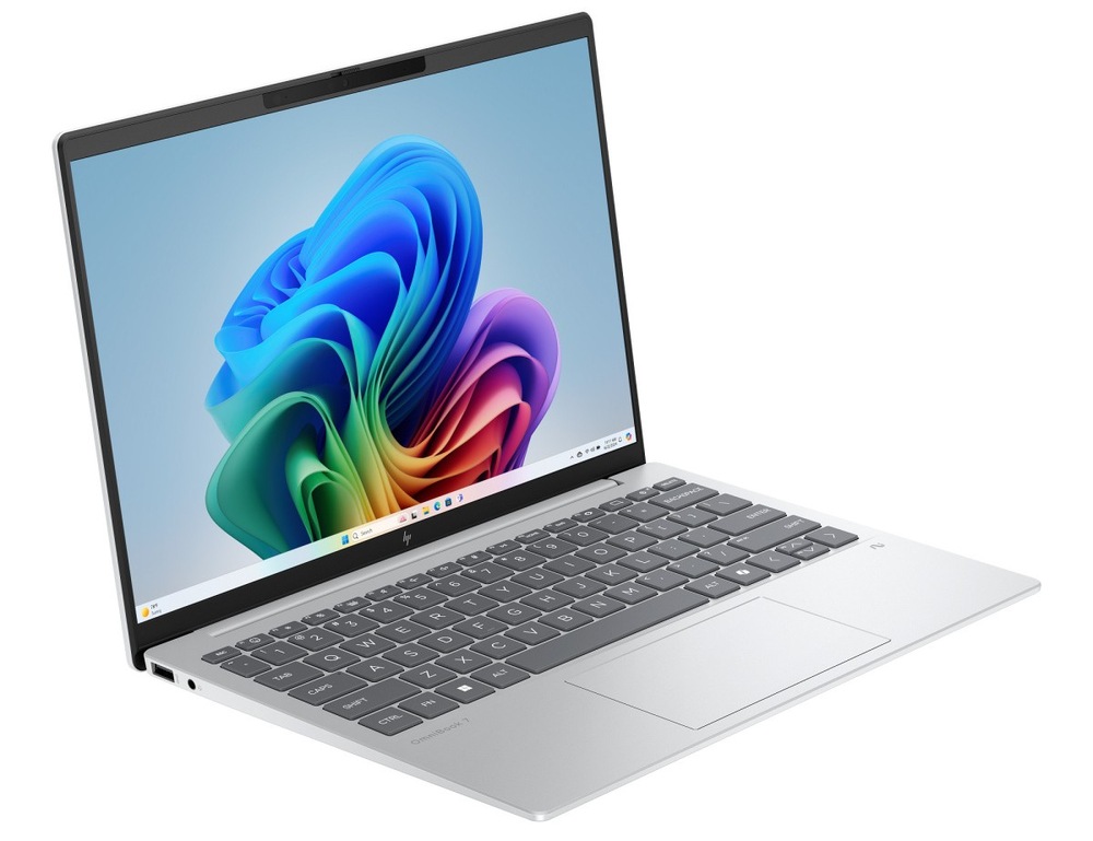 Notebook HP Omnibook 7 Aero 13-bg1300nc stříbrný Otevřený a zapnutý notebook HP Omnibook 7 Aero 13-bg1300nc otočený doprava