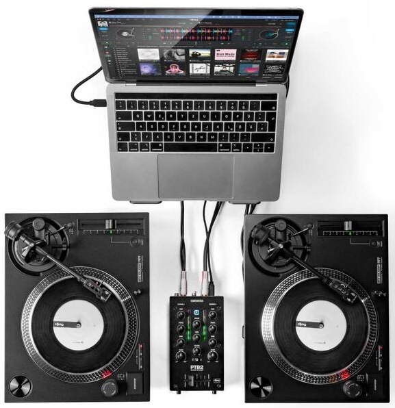 Mixážní pult Reloop PTB-2 černý DJ setup s mixážním pultem Reloop PTB-2, notebookem a dvěma gramofony
