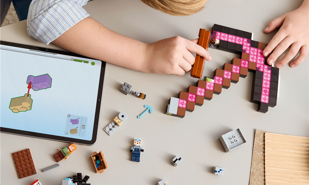 Stavebnice LEGO® Minecraft® 21277 Krumpáčový důl Důlní vozík naplněný TNT může narazit do skalní stěny a vytvořit působivý výbuch během hraní.