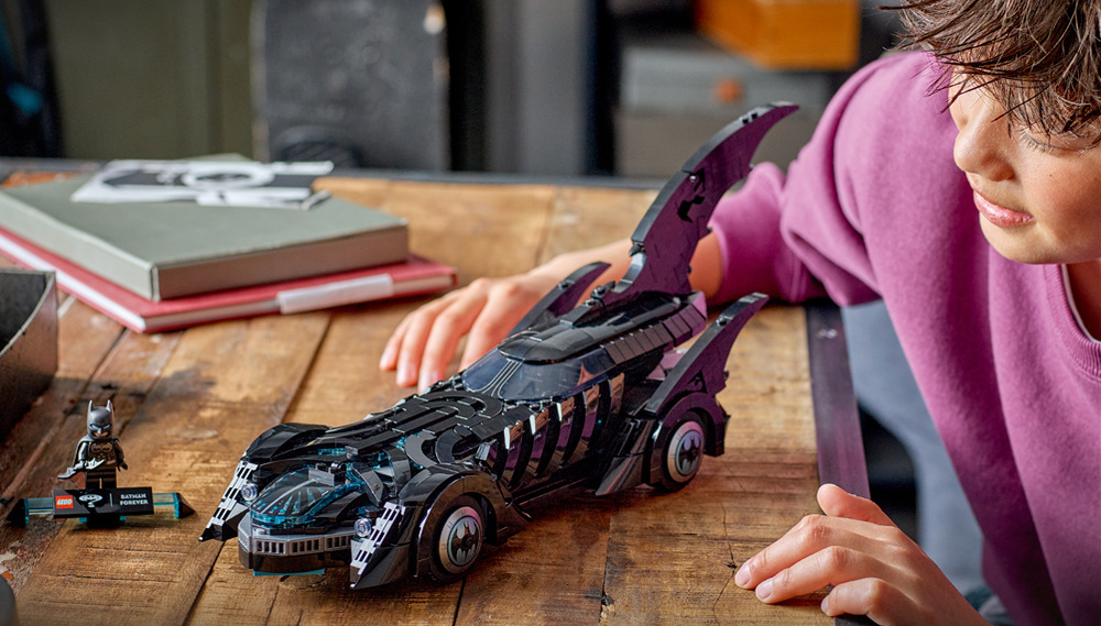 Stavebnice LEGO® DC Batman™ 76304 Batman navždy™ Batmobil Minifigurku Batmana postavte vedle vozu na samostatný podstavec a doplňte výstavku informační cedulkou.