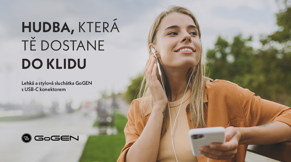 Sluchátka GoGEN ECC 10W bílé Usmívající se žena s bílými sluchátky GoGEN ECC 10W v uších