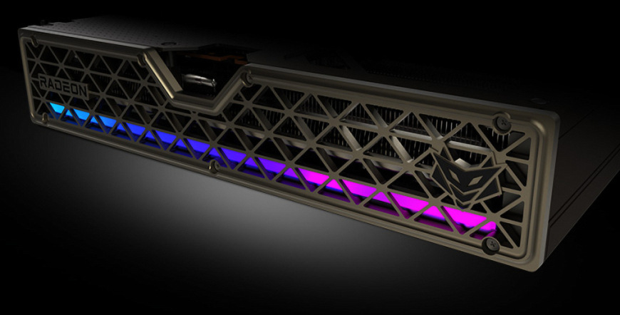 Grafická karta Sapphire Nitro+ AMD Radeon RX 9060 XT GAMING 16GB Boční strana Sapphire Nitro+ RX 9060 XT s elegantním RGB podsvícením v odstínech modré a fialové