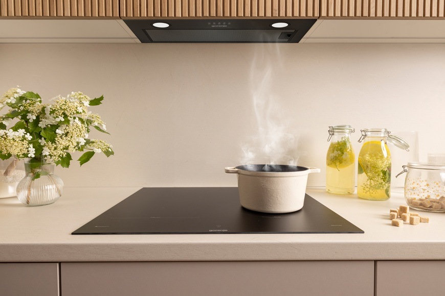 Indukční varná deska Gorenje G800 GI6443BSCWF černá Na indukční varné desce Gorenje GI6443BSCWF se vaří jídlo. Odsavač i varná deska má funkci HoodSync, takže se zapnulo automatické odsávání páry.