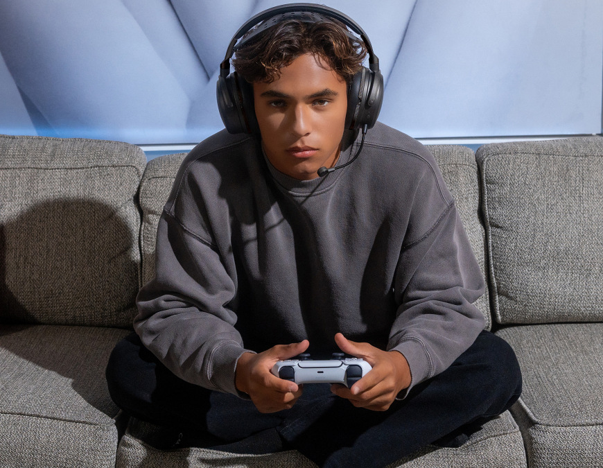 Headset Audeze Maxwell 2 Xbox šedý Hráč s bezdrátovým headsetem při hraní na konzoli