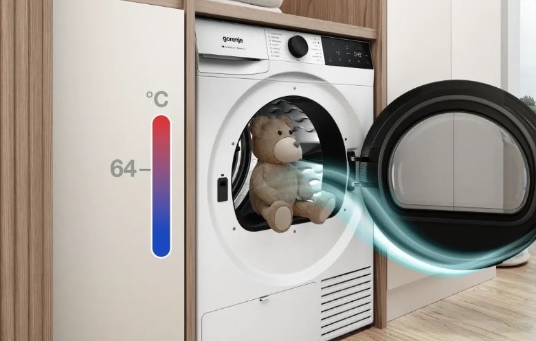 Sušička prádla Gorenje G400 DG48D NatureDry černá uvnitř bubnu sušičky prádla gorenje se nachází dětský plyšový medvídek a vedle je ukazatel teploty, která ukazuje 64 stupnu. Je to program pro alergiky, který při vyšší teplotě ničí mikroorganismy.