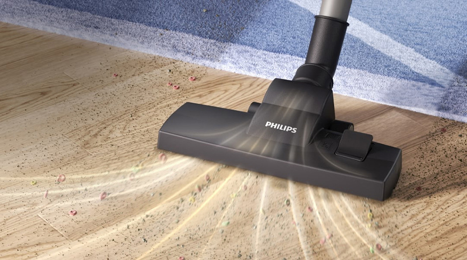 Úklid tvrdé podlahy pomocí víceúčelové hubice vysavače Philips XD1111/10 1000 Series.
