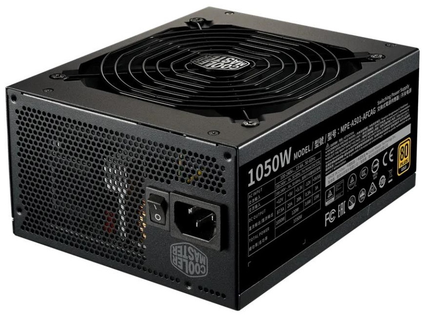 Na obrázku je zadní a horní část napájecího zdroje Cooler Master 1050 W. Nahoře je velký ventilátor s ochrannou mřížkou, vzadu perforovaná ventilační stěna, vypínač a napájecí konektor pro přívod elektřiny. Na boku je velký technický štítek s elektrickými parametry a logem 80 PLUS Gold.