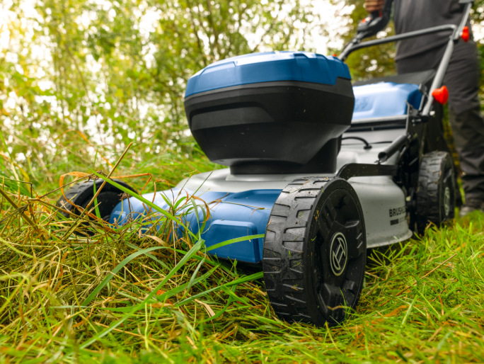 Detail přední části akumulátorové sekačky Bosch Professional GRA 18V2-46SP při sečení vyšší trávy
