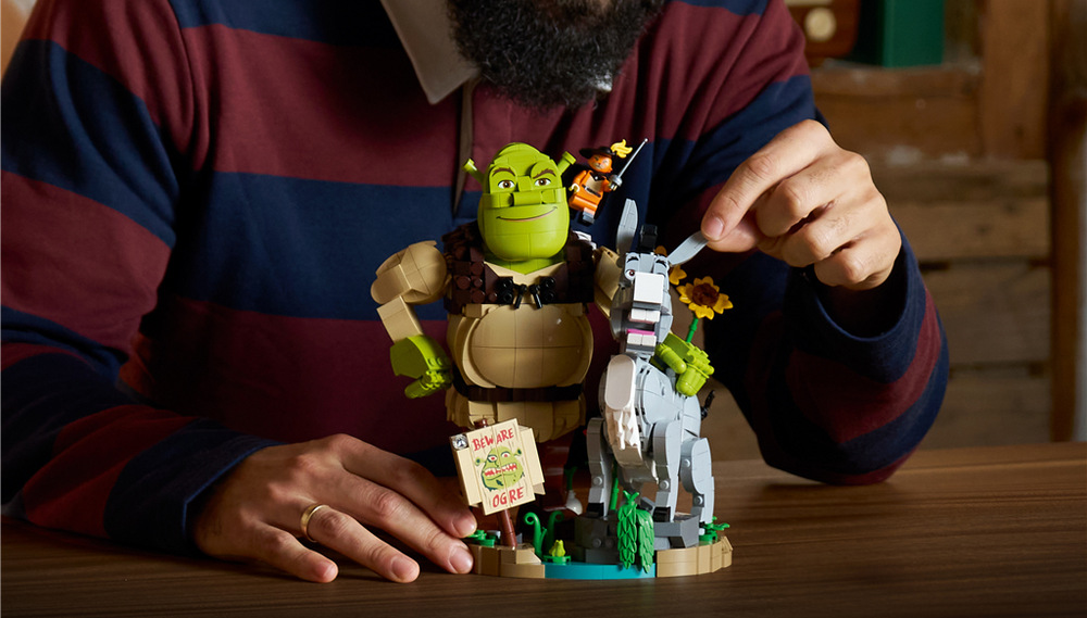 Shrek, Oslík a Kocour v botách oživují bažinu plnou filmových odkazů a připomínají oblíbenou pohádkovou klasiku.