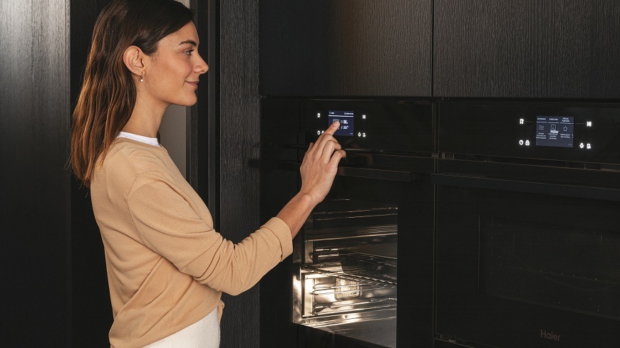 žena ovládá troubu Haier H6 ID48C5YTB na dotykovém panelu
