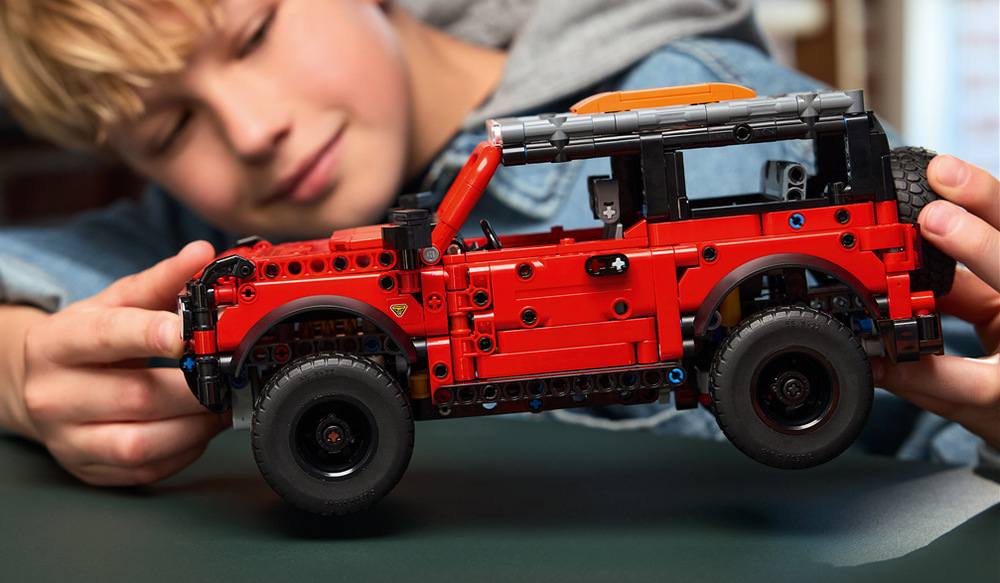 Stavebnice LEGO® Technic 42213 SUV Ford Bronco® Aplikace LEGO Builder usnadní stavění ve 3D a model z 943 dílků potěší kluky i holky od devíti let.
