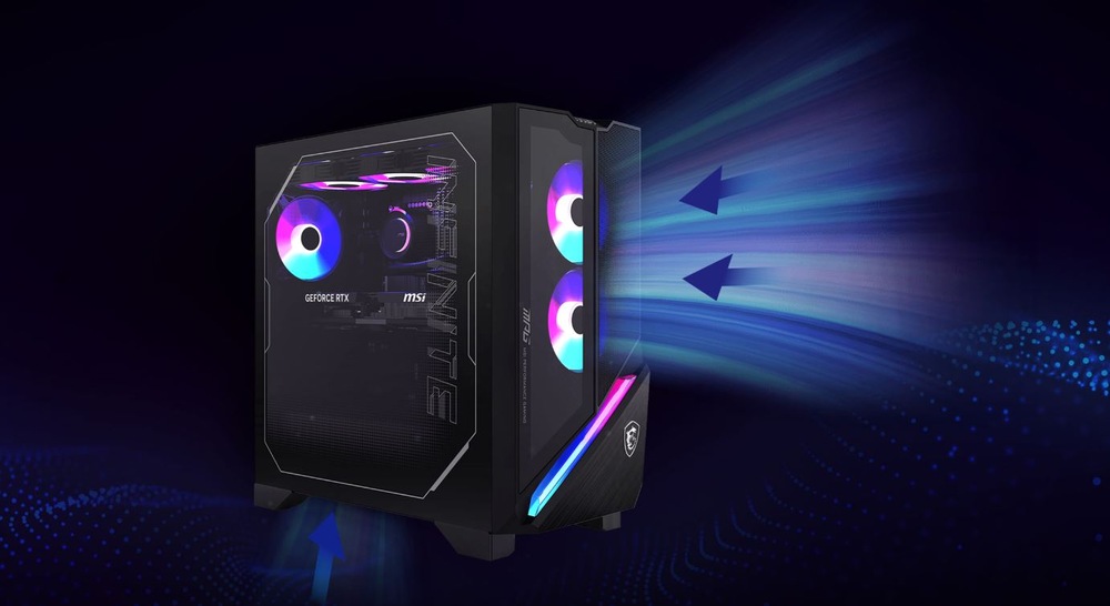 Elegantní herní počítač s RGB osvětlením a průhledným bočním panelem odhaluje své barevné komponenty. Šipky naznačují proudění vzduchu na tmavém, strukturovaném pozadí.