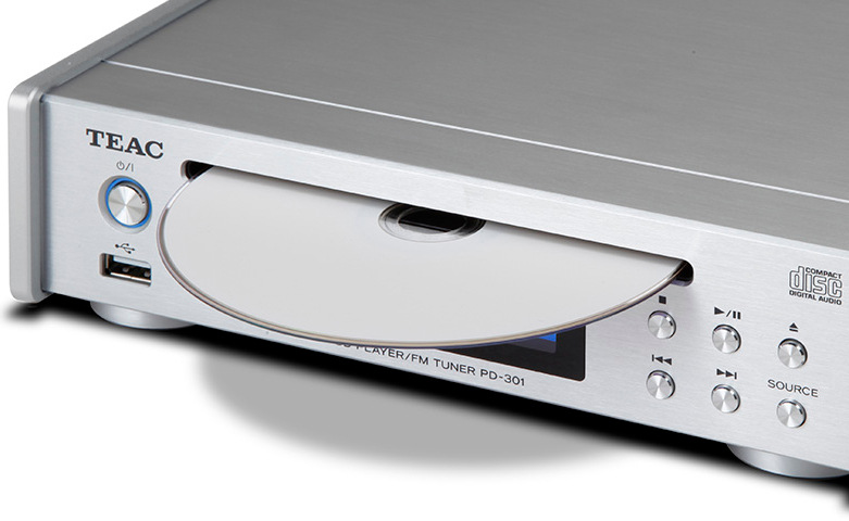 CD přehrávač Teac PD-301DAB-X stříbrný Detail CD vysunutého z mechaniky v přehrávači Teac PD-301DAB-X