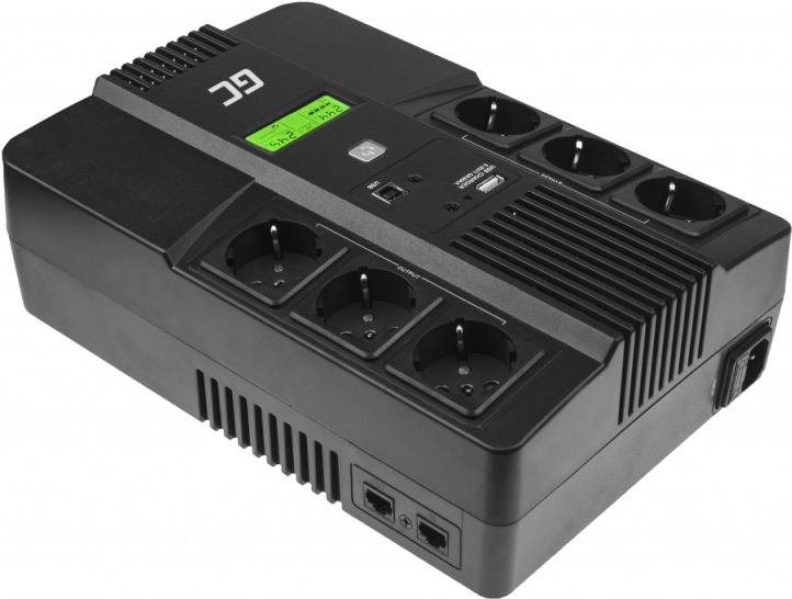 Záložní zdroj Green Cell AiO 800VA LCD černý Na obrázku je záložní zdroj Green Cell AiO 800VA LCD zachycený šikmo shora. Má robustní černé tělo se zaoblenými hranami a na horní straně šest elektrických zásuvek rozdělených do dvou řad. Uprostřed je malý zeleně podsvícený LCD displej, tlačítko zapnutí, USB port a další ovládací prvky, kolem nichž jsou výrazná chladicí žebra. Na boku jsou navíc vidět datové konektory a větrací otvory.
