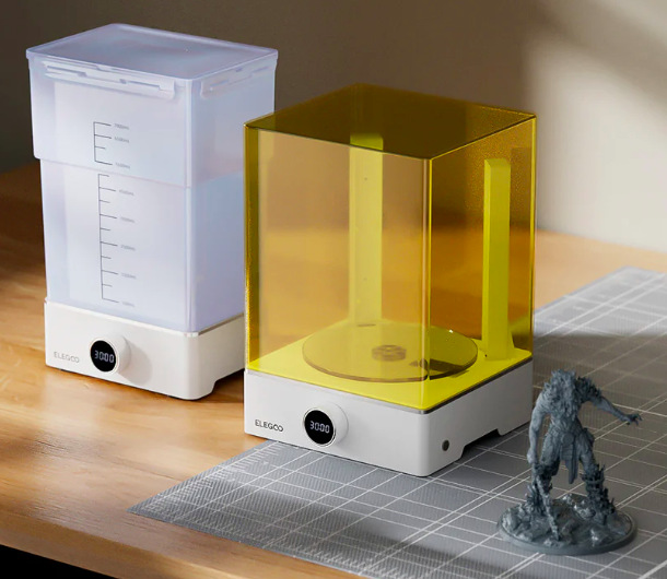 Mycí a vytvrzovací stanice Elegoo Mercury XS Bundle umístěná vedle resinového 3D výtisku