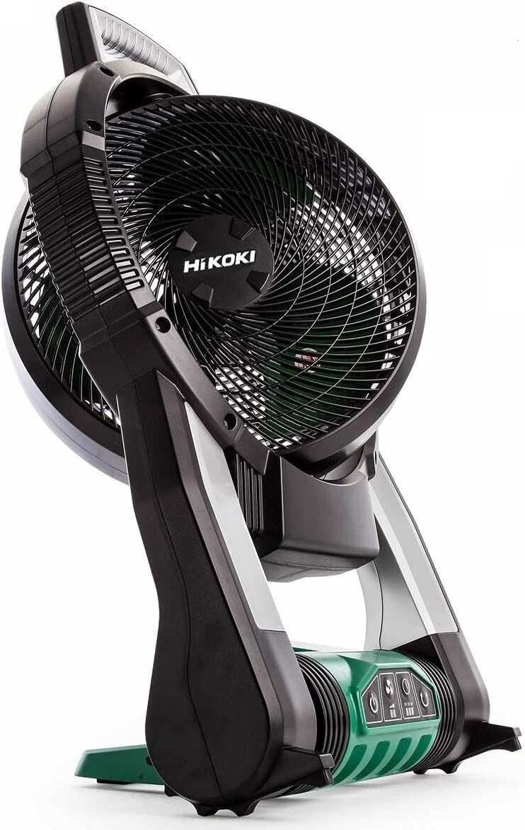 Ventilátor podlahový HIKOKI L0Z (bez baterie) černý/zelený Ventilátor HiKOKI s náklonem hlavy ventilátoru dolů, pohled z boku.