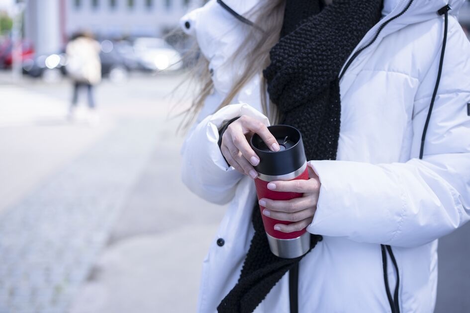 Žena v zimní bundě otevírá termohrnek Tefal N2021510 Travel Mug Essential