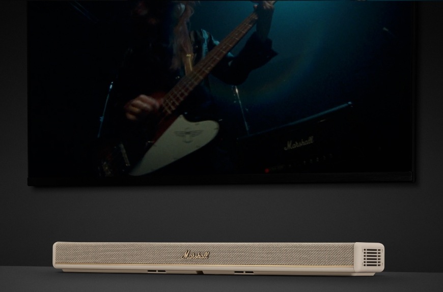 Televize se zapnutým koncertem, pod ní soundbar Marshall Heston 60