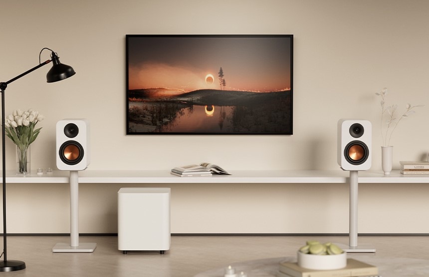 Subwoofer Fosi Audio SW10 bílý Obrázek znázorňuje, jak je subwoofer Fosi Audio SW10 začleněn do domácího audio kina.