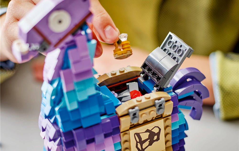 Stavebnice LEGO® Fortnite® 77071 Supply Llama Model měří 24 cm a při stavění pomáhá aplikace LEGO Builder s 3D náhledem a ukládáním postupu.