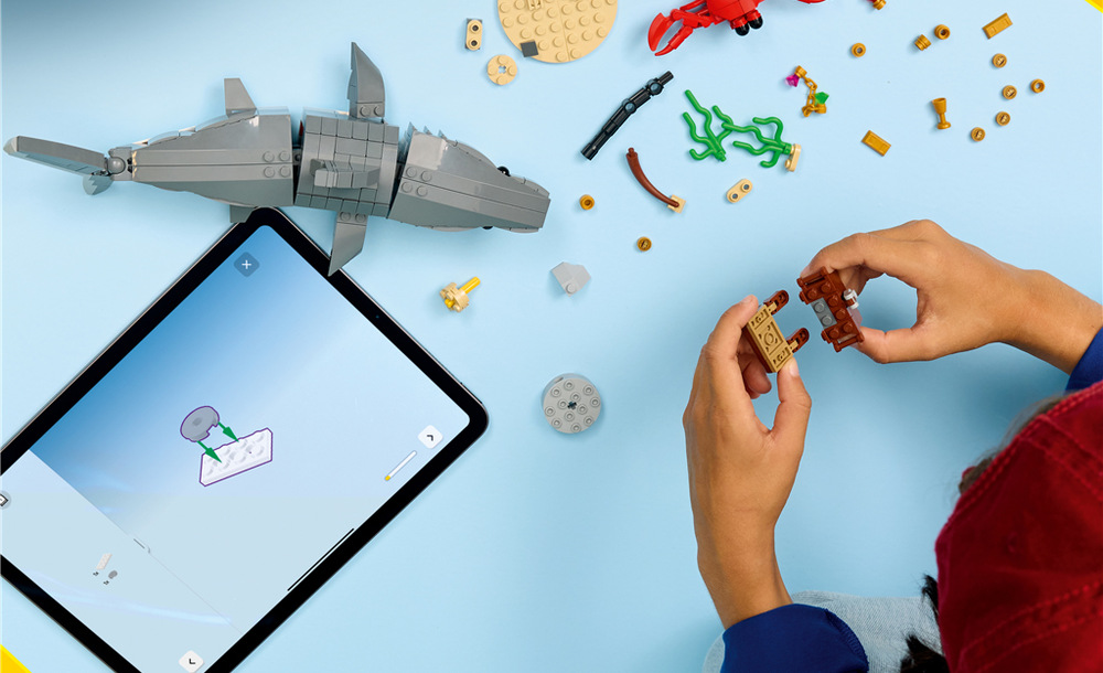 Stavebnice LEGO® Creator 3 v 1 31381 Divoký žralok a truhla s pokladem Aplikace LEGO Builder usnadňuje stavění a 379 dílků nabízí školákům tři možnosti kreativního sestavení.