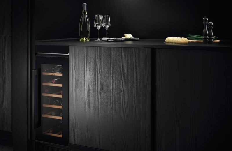Vinotéka AEG Mastery AWUS020B5B černá Vinotéka AEG Mastery AWUS020B5B černá