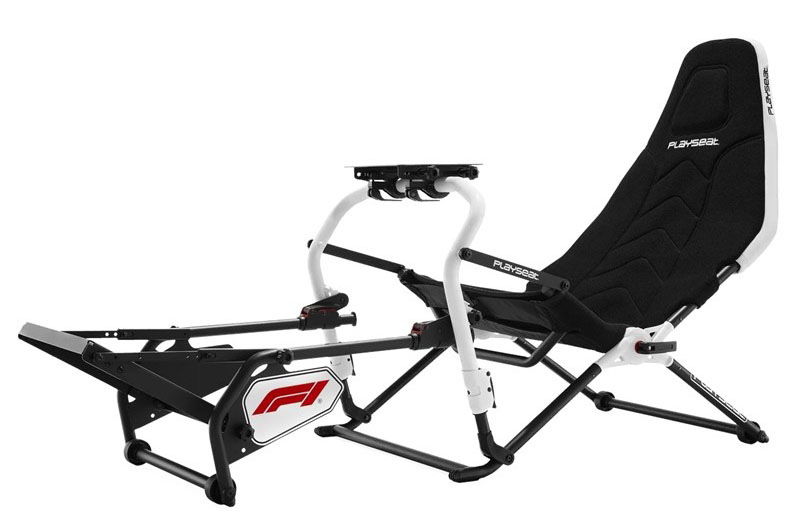 Závodní kokpit Playseat Challenge DD - F1 Edition v černo-bílém barevném provedení.