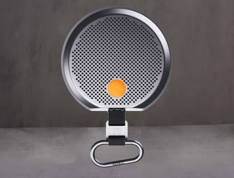 Přenosný reproduktor Mondo Speaker Small šedý Přenosný reproduktor Mondo Speaker Small s perforovanou mřížkou a karabinou
