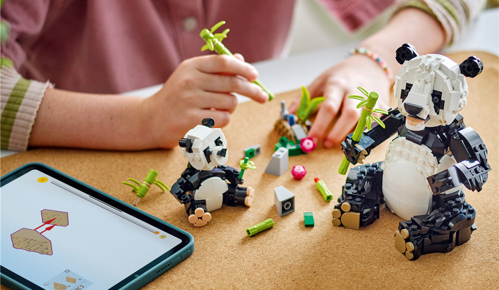 Panda s mládětem nabízí pohyblivé části těla, bambusové stonky a prostor pro vymýšlení vlastních zvířecích příběhů.