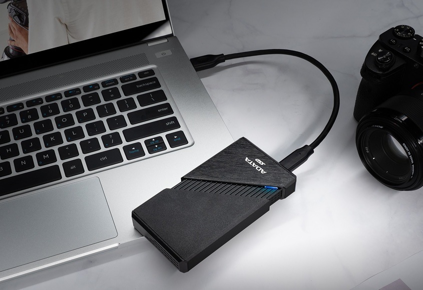 SSD externí ADATA SE920 2TB, USB 4 Type-C, R:3800/W:3700MB/s černý Externí disk připojený k notebooku.