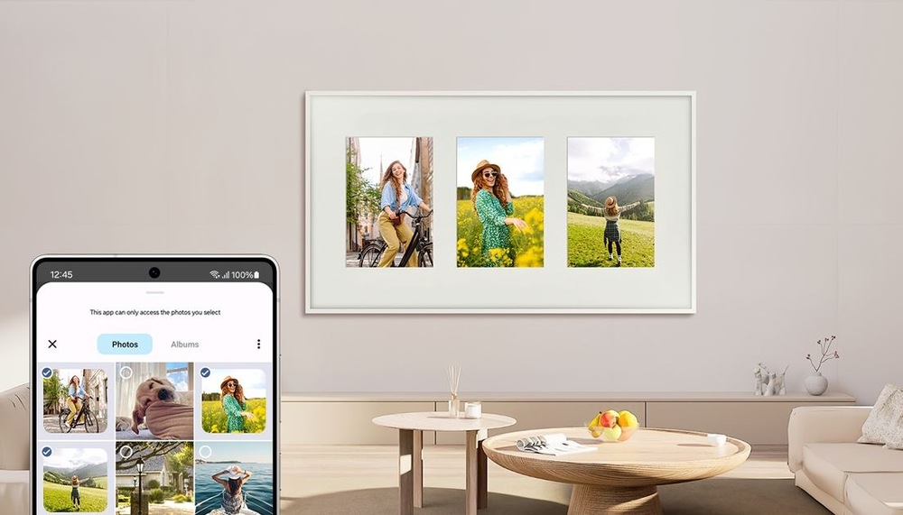 Televize Samsung The Frame QE65LS03H rodinné fotky na televizi samsung the frame z telefonu. Jsou tři a je na nich žena