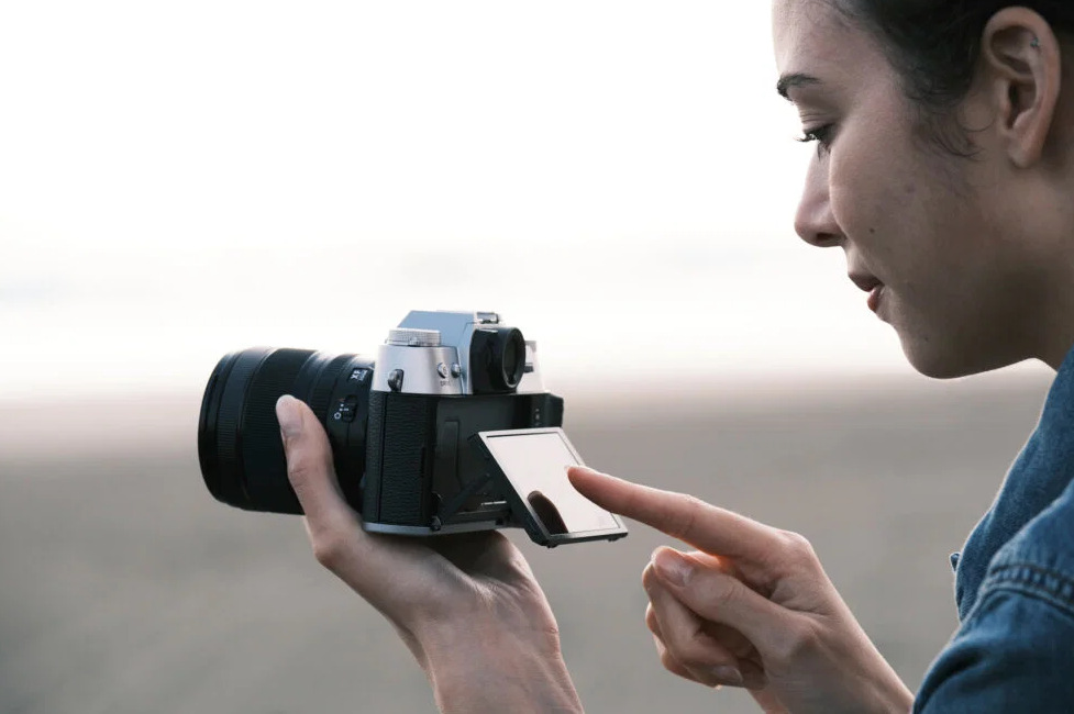 Fujifilm X-T50 má také výklopný dotykový LCD displej
