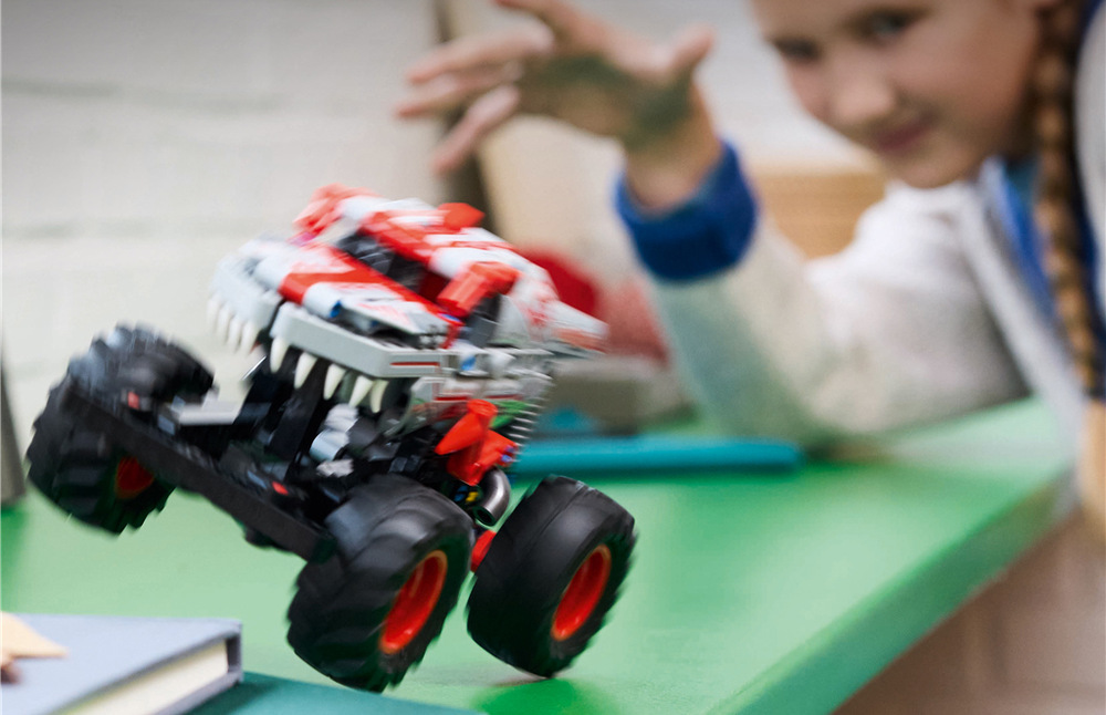 Stavebnice LEGO® Technic 42200 Monster Jam™ ThunderROARus™ s natahovacím motorem Natahovací pohon umožňuje dětem truck rozpohybovat a zkoušet s ním různé povrchy, překážky nebo skoky.