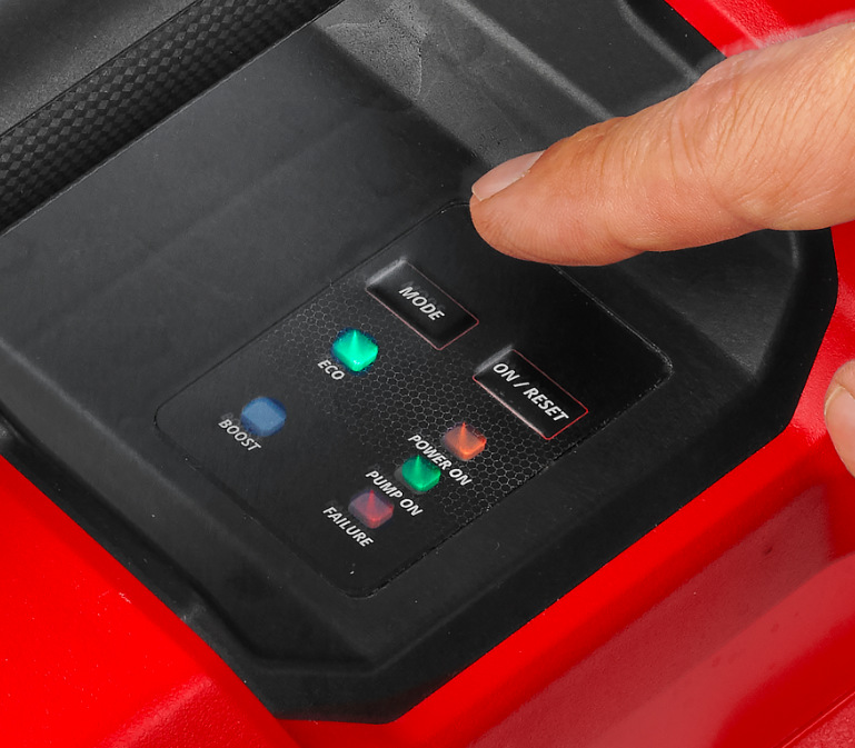 Ovládací panel čerpadla Einhell s režimy ECO a BOOST a stavovými LED indikátory