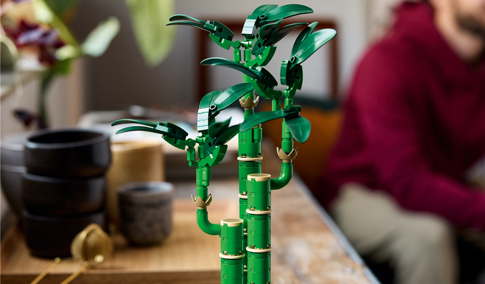 Stavebnice LEGO® Botanicals 10344 Bambus štěstí Bambus symbolizuje štěstí a díky výšce přes 29 cm se stane výraznou dekorací doma i v kanceláři.