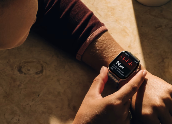 Chytré hodinky Apple Watch Series 12 GPS 42 mm světle zlatý hliník, pískový sportovní řemínek - S/M Apple Watch Series 12 mají k dispozici i aplikaci EKG