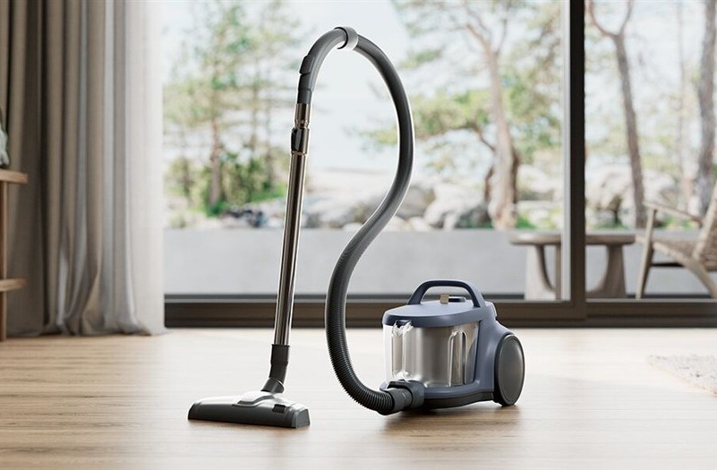 Podlahový vysavač Electrolux 300 EL31C1LDB modrý Bezsáčkový vysavač Electrolux EL31C1LDB série 300 v obyváku