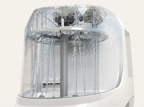 Sterilizátor Baby Brezza Bottle Washer White bílý Detailní pohled na systém 20 trysek, které uvnitř zařízení Baby Brezza Bottle Washer White tryskají vodu.