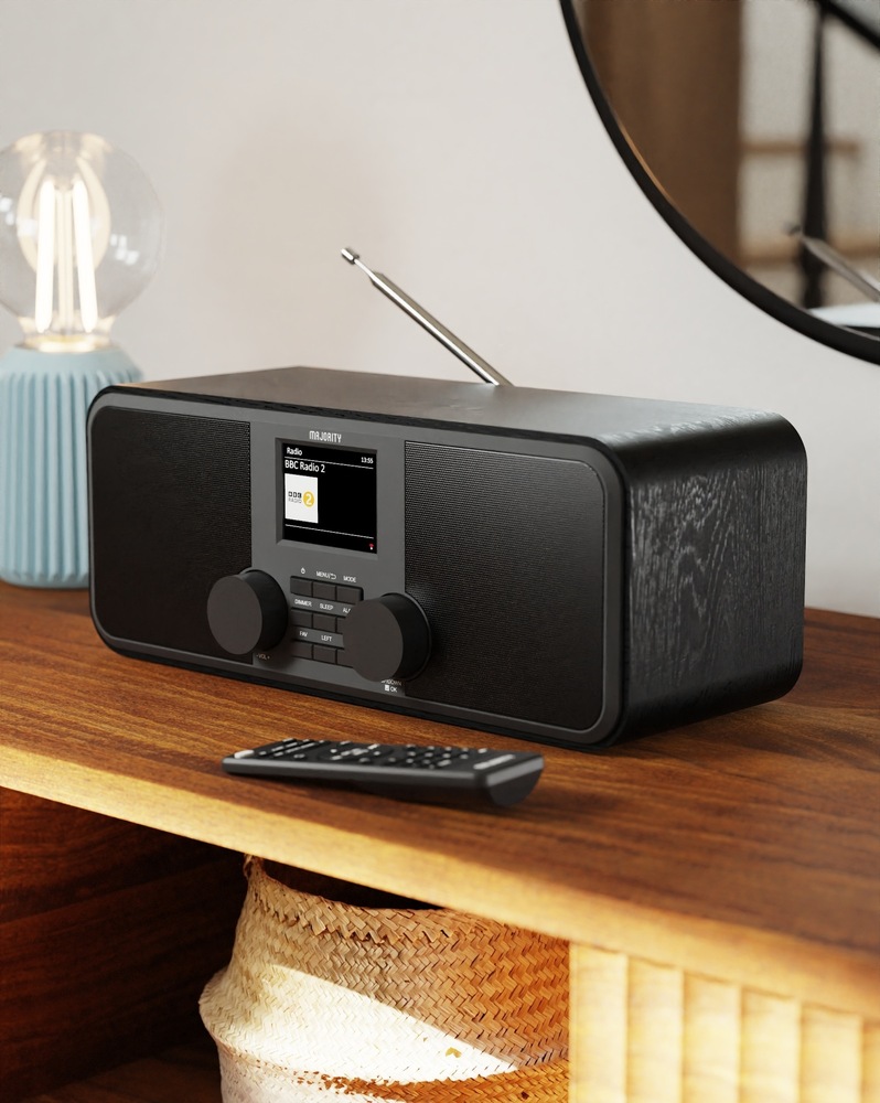 Internetové rádio s DAB+ Majority Rostoc umístěné na dřevěné skříňce s dálkovým ovladačem