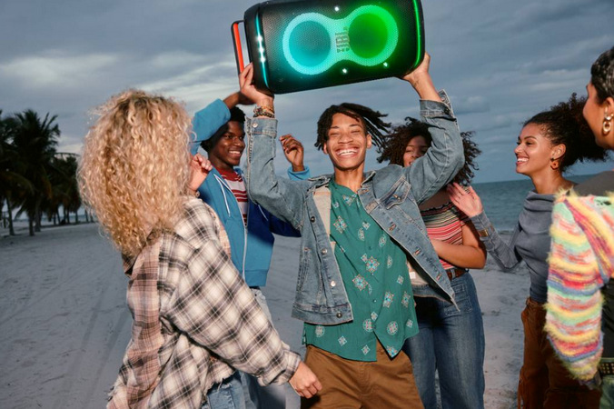 Party reproduktor JBL PARTYBOX CLUB 120 nabízí technologii AI Sound Boost pro co nejlepší zvuk