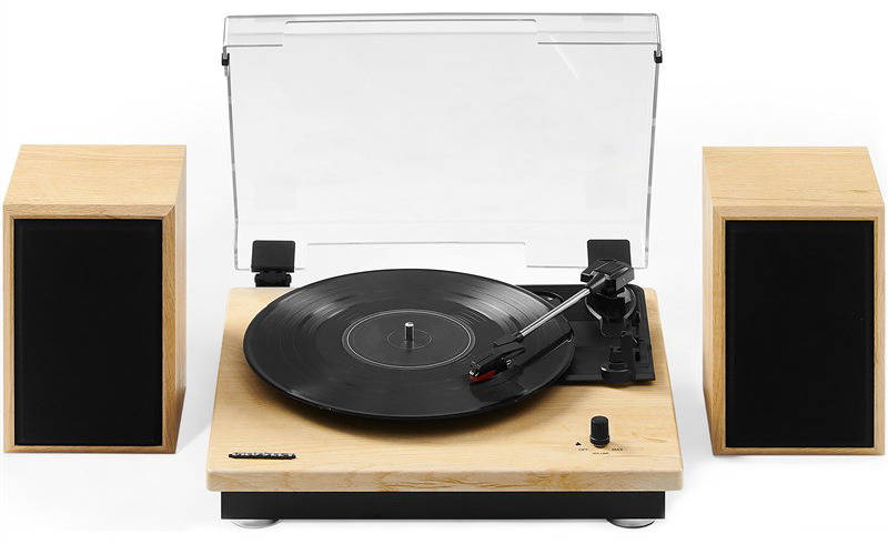 Gramofon Crosley Brio v nadčasovém designu, hnědá barva