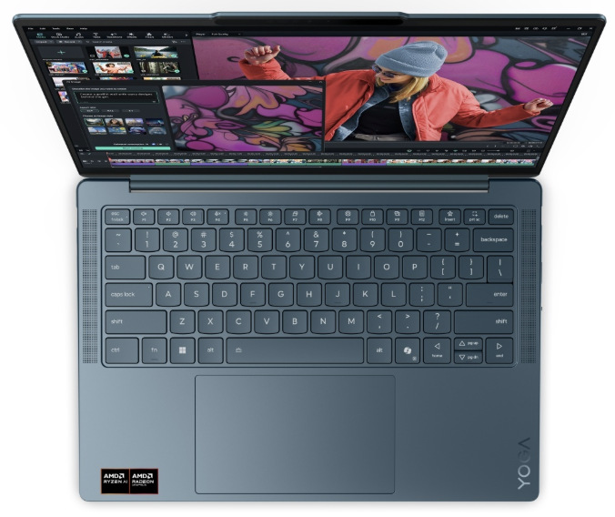 Notebook Lenovo Yoga Slim 7 14AKP10 modrý Pohled shora na klávesnici, touchpad a displej notebooku s otevřeným editorem videa