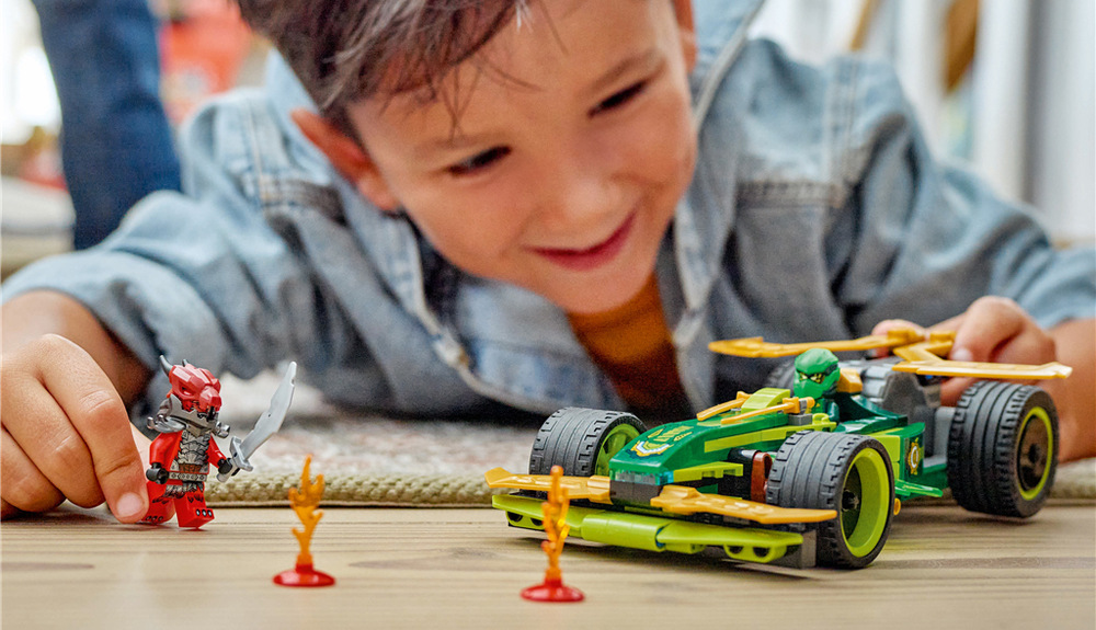 Stavebnice LEGO® NINJAGO® 71828 Lloydovo závodní auto s natahovacím motorem Zelené bleskové čepele, čtyři pneumatiky a kokpit dodávají Lloydovu vozu osobitý nindžovský vzhled.