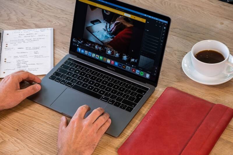 Pouzdro FIXED Oxford na Apple MacBook Pro 16" (2019 a novější) červené