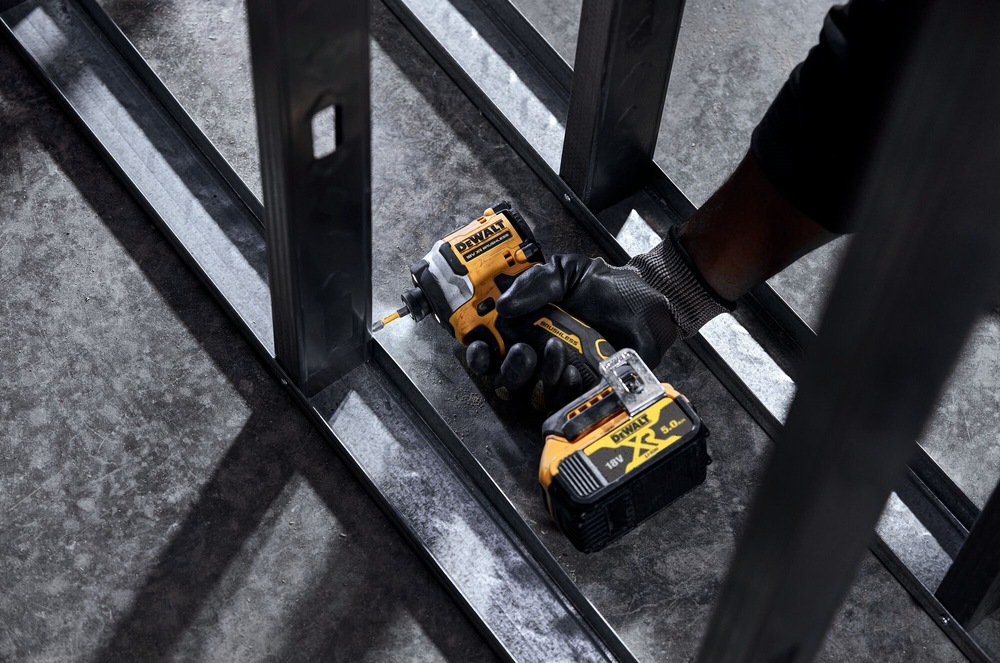 Rázový šroubovák Dewalt XR 18V DCF850NT (bez baterie) Rázový šroubovák Dewalt XR 18V DCF850NT (bez baterie)