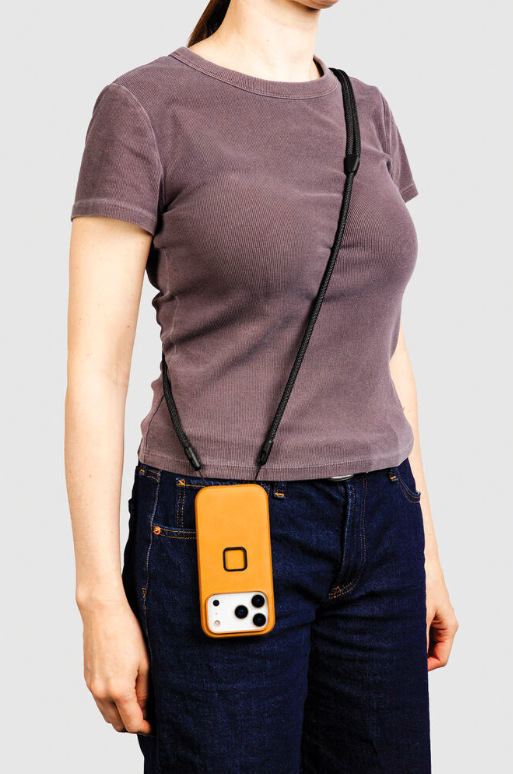 Peak Design Crossbody Strap při nošení telefonu přes rameno během pohybu