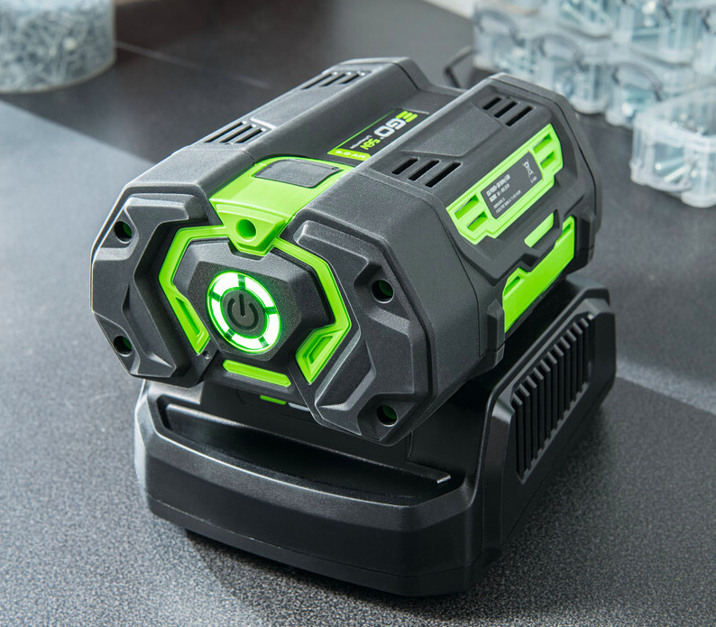 Akumulátor EGO Power+ 56 V s kapacitou 2 500 mAh během nabíjení