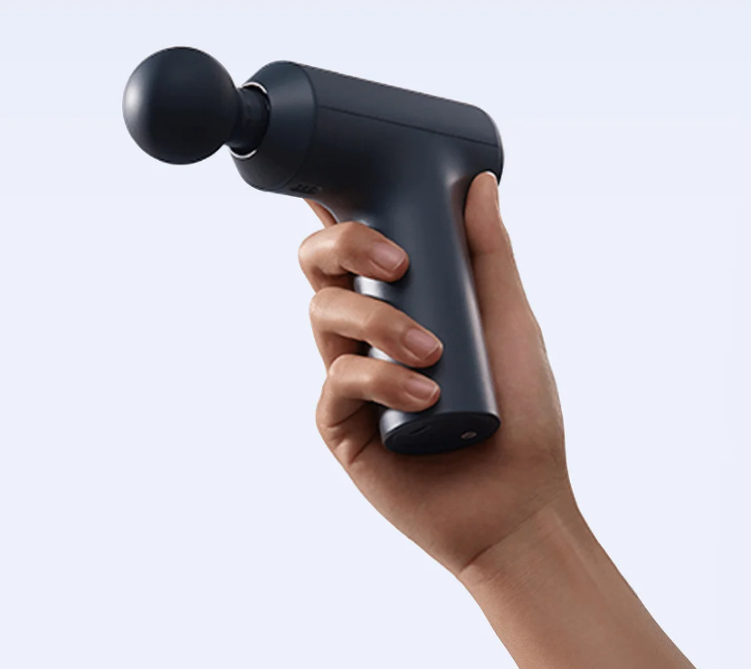 Ruka drží masážní pistoli Xiaomi Massage Gun Mini 2