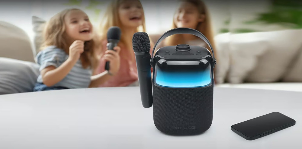 Děti zpívají karaoke s reproduktorem Muse M-520 KA, bezdrátovým mikrofonem a telefonem