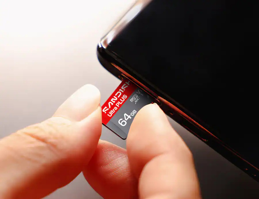 Paměťová karta SANDISK Micro SDHC Ultra Plus 32GB UHS-I U1 (130R) + SD adaptér Vkládání paměťové karty SanDisk Ultra Plus microSDXC do chytrého telefonu